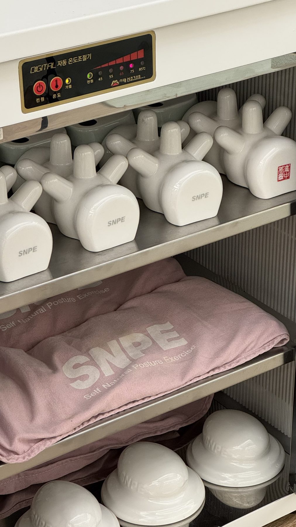 온열 보관함 속 SNPE 도자기 도구와 찜질팩